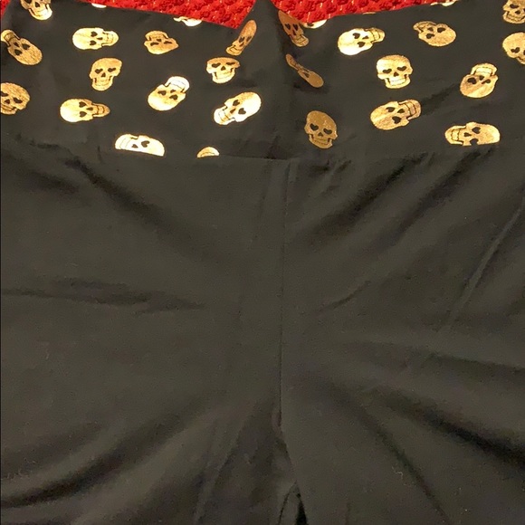 NWT Yoga Capri Pant with gold skulls waistband-XL